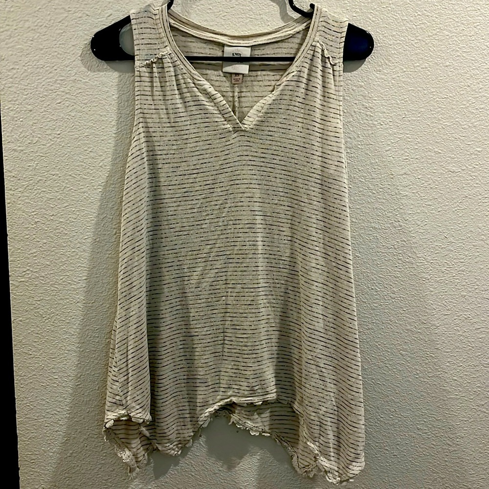 Women’s Knox Rose Sz XS blouse
It’s pretty but not as beautiful w/u wearing it(;